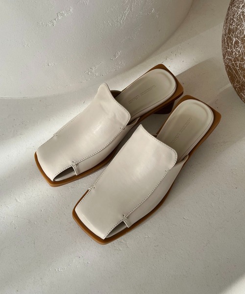 CAPRICIEUX LE'MAGE（カプリシューレマージュ）の「スクエア三角ヒールミュール（サンダル・レディース・アイボリー/ブラック・M/L）」の7枚目の写真