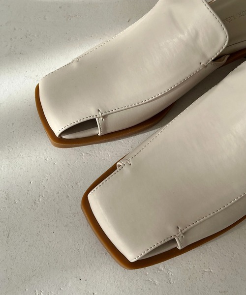 CAPRICIEUX LE'MAGE（カプリシューレマージュ）の「スクエア三角ヒールミュール（サンダル・レディース・アイボリー/ブラック・M/L）」の5枚目の写真