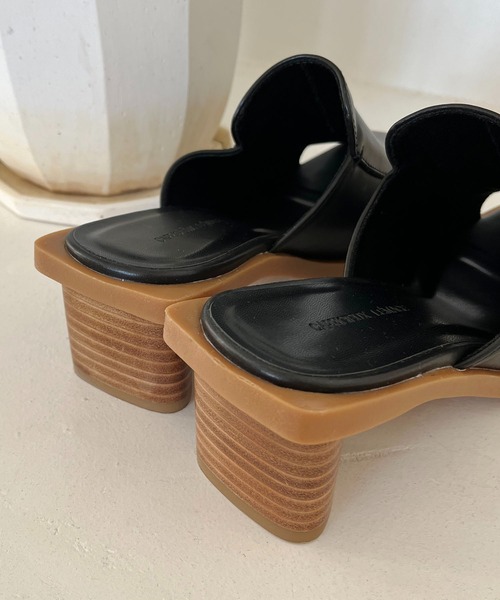 CAPRICIEUX LE'MAGE（カプリシューレマージュ）の「スクエア三角ヒールミュール（サンダル・レディース・アイボリー/ブラック・M/L）」の3枚目の写真