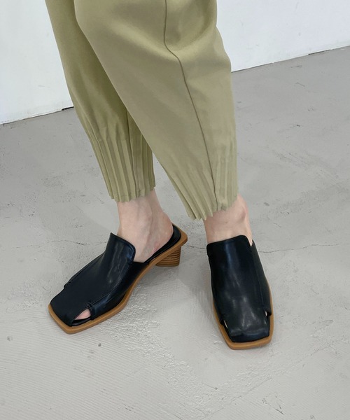 CAPRICIEUX LE'MAGE（カプリシューレマージュ）の「スクエア三角ヒールミュール（サンダル・レディース・アイボリー/ブラック・M/L）」の17枚目の写真