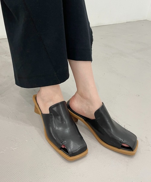 CAPRICIEUX LE'MAGE（カプリシューレマージュ）の「スクエア三角ヒールミュール（サンダル・レディース・アイボリー/ブラック・M/L）」の4枚目の写真