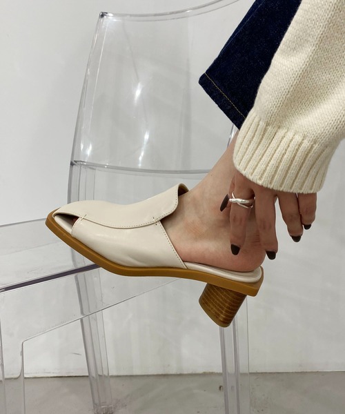 CAPRICIEUX LE'MAGE（カプリシューレマージュ）の「スクエア三角ヒールミュール（サンダル・レディース・アイボリー/ブラック・M/L）」の9枚目の写真