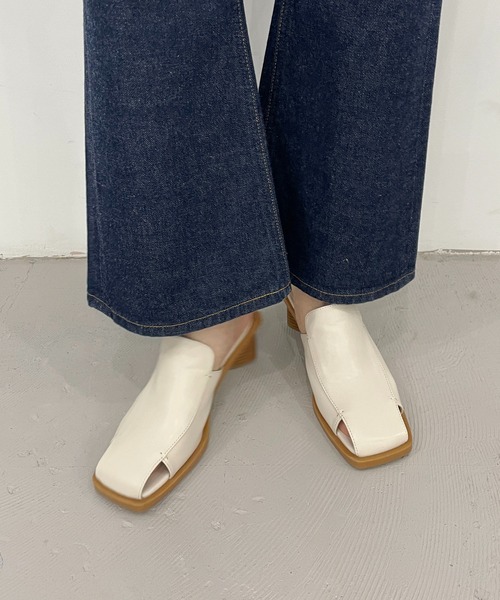 CAPRICIEUX LE'MAGE（カプリシューレマージュ）の「スクエア三角ヒールミュール（サンダル・レディース・アイボリー/ブラック・M/L）」の10枚目の写真