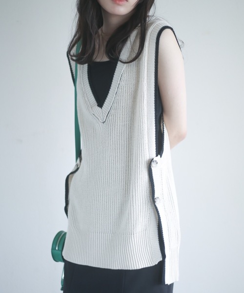 spoon store(スプーンストア)の「配色ラインサイドボタンニットベスト(ベスト・レディース・ベージュ/グリーン/アイボリー・フリー)」の1枚目の写真