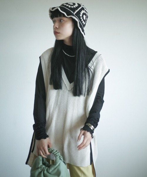 spoon store(スプーンストア)の「配色ラインサイドボタンニットベスト(ベスト・レディース・ベージュ/グリーン/アイボリー・フリー)」の4枚目の写真