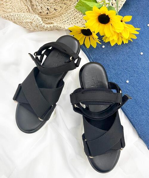 INGNI（イング）の「クロスバンドスポサン（サンダル・レディース・アイボリー/ブラック×ホワイト・M/L）」の4枚目の写真