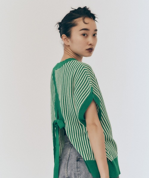 manana suerte（マニャーナスエルテ）の「バックリボンストライプニット（ベスト・レディース・ブラック/レッド/グリーン・FREE）」の22枚目の写真