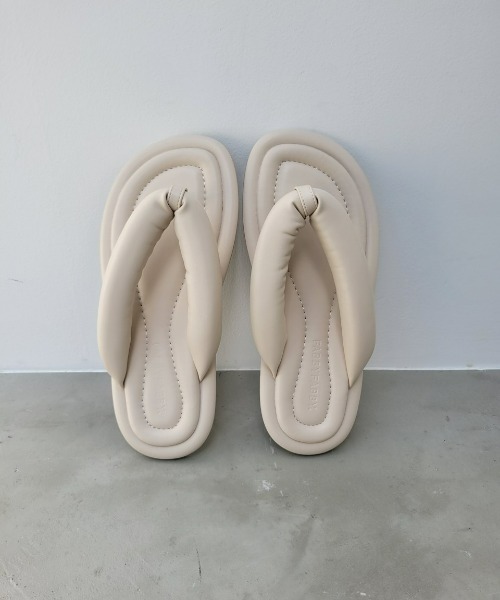 y/m by misato（イムバイミサト）の「トングフラットサンダル（サンダル・レディース・ブラウン/オフホワイト・MEDIUM/LARGE/SMALL）」の2枚目の写真