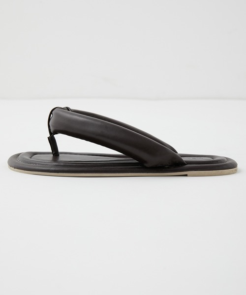 y/m by misato（イムバイミサト）の「トングフラットサンダル（サンダル・レディース・ブラウン/オフホワイト・MEDIUM/LARGE/SMALL）」の4枚目の写真