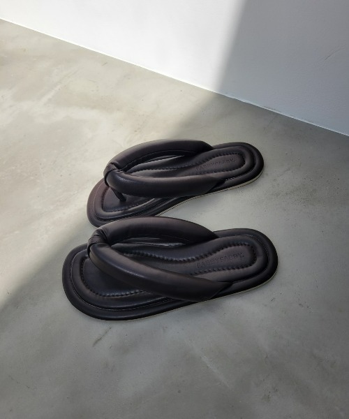 y/m by misato（イムバイミサト）の「トングフラットサンダル（サンダル・レディース・ブラウン/オフホワイト・MEDIUM/LARGE/SMALL）」の12枚目の写真