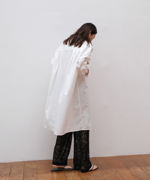 AKTE（アクテ）の「オーバーサイズシャツワンピース（シャツワンピース・レディース・ストライプ/ホワイト・FREE）」の7枚目の写真