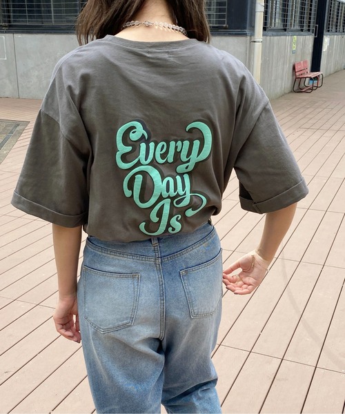PairPair(ペアペア)の「ロールアップ発泡プリントTEE(ユニセックス)(Tシャツ/カットソー・メンズ・チャコールグレー/オフホワイト/グレイッシュブルー・MEDIUM/LARGE)」の1枚目の写真