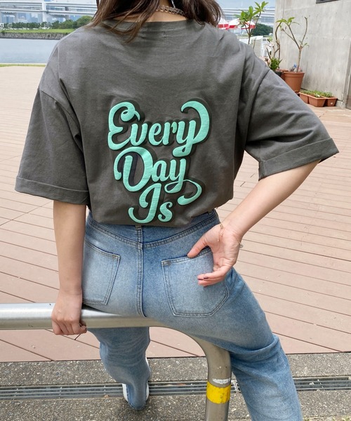 PairPair(ペアペア)の「ロールアップ発泡プリントTEE(ユニセックス)(Tシャツ/カットソー・メンズ・チャコールグレー/オフホワイト/グレイッシュブルー・MEDIUM/LARGE)」の22枚目の写真
