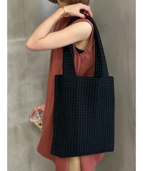 BLACK BY MOUSSY（ブラックバイマウジー）の「mesh knit mini bag（メッシュニットミニバック）（トートバッグ・レディース・ブラック/ベージュ・FREE）」の3枚目の写真
