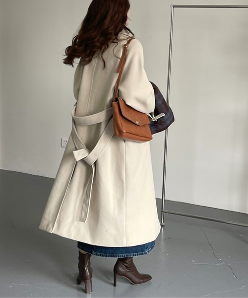 emi+（エミプラス）の「ベルト付きロングステンカラーコート（チェスターコート・レディース・ライトベージュ/ダークブラウン/キャメル/チャコールグレー/ブラック・L/M）」の13枚目の写真