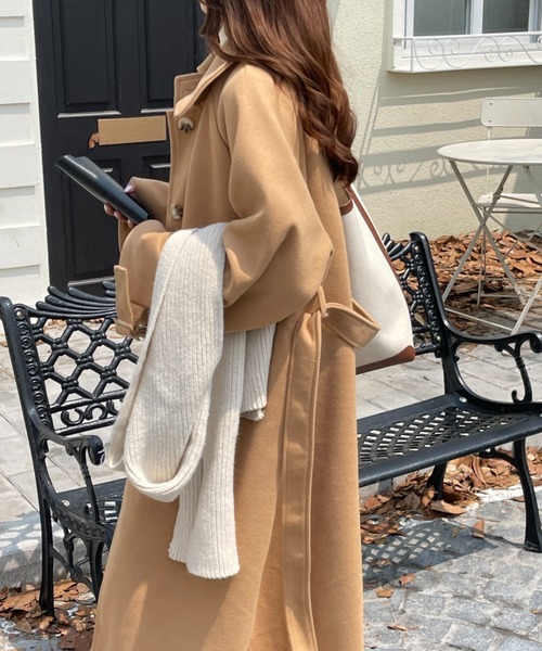 emi+（エミプラス）の「ベルト付きロングステンカラーコート（チェスターコート・レディース・ライトベージュ/ダークブラウン/キャメル/チャコールグレー/ブラック・L/M）」の20枚目の写真