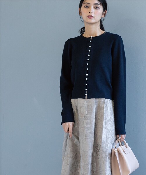 OPAQUE.CLIP（オペークドットクリップ）の「◆パール調ボタンニットカーディガン（カーディガン/ボレロ・レディース・ネイビー/ナチュラル/グレー・38）」の4枚目の写真