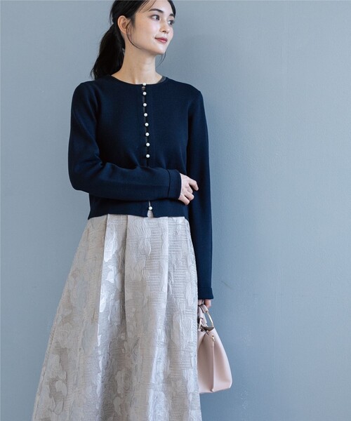 OPAQUE.CLIP（オペークドットクリップ）の「◆パール調ボタンニットカーディガン（カーディガン/ボレロ・レディース・ネイビー/ナチュラル/グレー・38）」の9枚目の写真