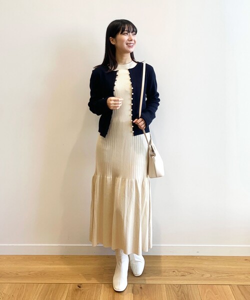 OPAQUE.CLIP（オペークドットクリップ）の「◆パール調ボタンニットカーディガン（カーディガン/ボレロ・レディース・ネイビー/ナチュラル/グレー・38）」の7枚目の写真