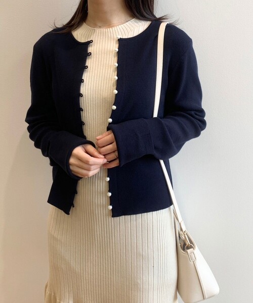 OPAQUE.CLIP（オペークドットクリップ）の「◆パール調ボタンニットカーディガン（カーディガン/ボレロ・レディース・ネイビー/ナチュラル/グレー・38）」の8枚目の写真