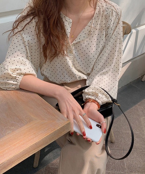NinaetLina(ニナエリナ)の「ドット柄ブラウス(シャツ/ブラウス・レディース・ベージュ/ブラック・M/L)」の5枚目の写真