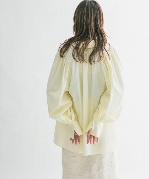 KBF（ケイビーエフ）の「2WAYボリュームスリーブブラウス（シャツ/ブラウス・レディース・オフホワイト/アイボリー/グリーン系その他・ONE）」の14枚目の写真