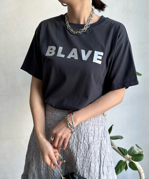 DouDou(ドゥドゥ)の「【WEB限定】BLAVE TEE(Tシャツ/カットソー・レディース・チャコールグレー/オフホワイト/キナリ/グレイッシュベージュ・FREE)」の2枚目の写真