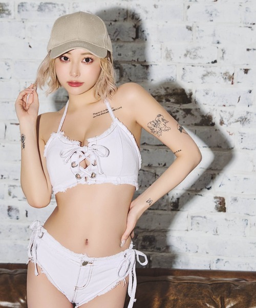 Tika（ティカ）の「ビキニ 盛れる ホルターネック 水着 可愛い レディース デニム ストレッチ セクシー レースアップ バンドゥ（水着・レディース・ブルー/ホワイト/ブラック・S）」の2枚目の写真