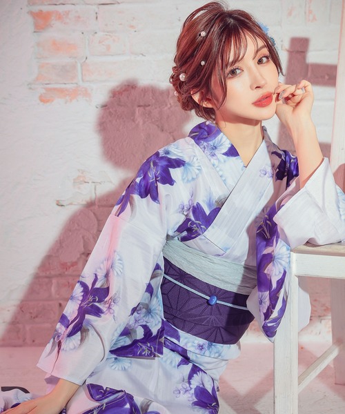 Tika 浴衣セット 3点セット 白地に紫色の花柄 Tika（ティカ）の「浴衣セット レディース 白地×水墨百合の花