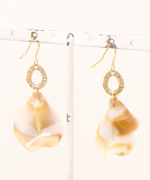 tone（トーン）の「【lea.acc*maamee*】カフェ・オ・レマーブル花びら（ピアス（両耳用）・レディース・ベージュ・FREE）」の2枚目の写真