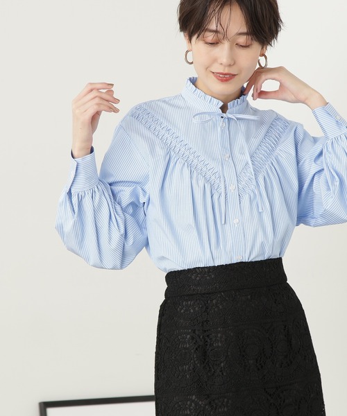 N.（N. Natural Beauty Basic）（エヌエヌナチュラルビューティーベーシック）の「◆フリルネックピンタックブラウス（シャツ/ブラウス・レディース・ブルー/オフホワイト/ベージュ/ストライプ・MEDIUM）」の4枚目の写真