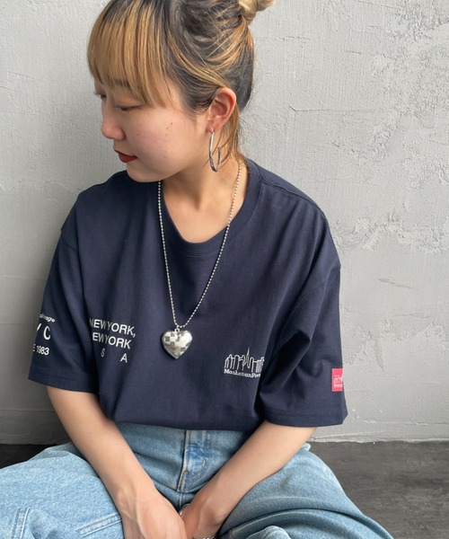 Manhattan Portage（マンハッタンポーテージ）の「[MANHATTAN PORTAGE/マンハッタンポーテージ] 別注 ロゴ刺繍ショートスリーブTシャツ（Tシャツ/カットソー・レディース・ホワイト/ネイビー/サックスブルー・S/M/L/XL）」の3枚目の写真