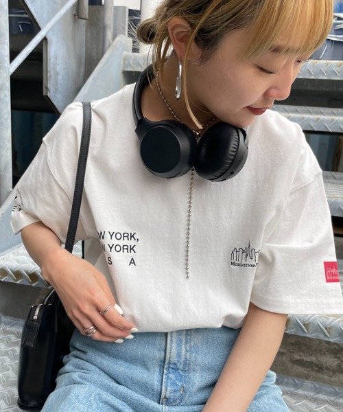 Manhattan Portage（マンハッタンポーテージ）の「[MANHATTAN PORTAGE/マンハッタンポーテージ] 別注 ロゴ刺繍ショートスリーブTシャツ（Tシャツ/カットソー・レディース・ホワイト/ネイビー/サックスブルー・S/M/L/XL）」の2枚目の写真