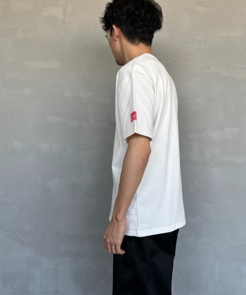 Manhattan Portage（マンハッタンポーテージ）の「[MANHATTAN PORTAGE/マンハッタンポーテージ] 別注 ロゴ刺繍ショートスリーブTシャツ（Tシャツ/カットソー・レディース・ホワイト/ネイビー/サックスブルー・S/M/L/XL）」の7枚目の写真