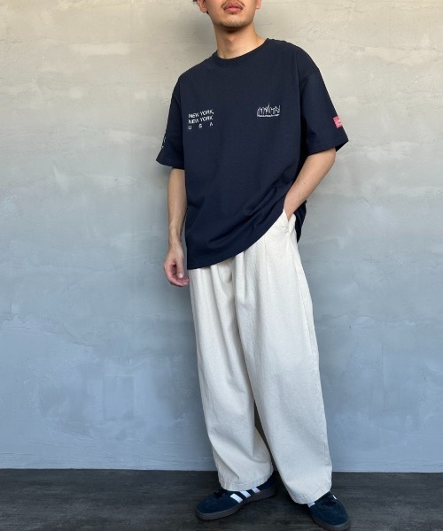 Manhattan Portage（マンハッタンポーテージ）の「[MANHATTAN PORTAGE/マンハッタンポーテージ] 別注 ロゴ刺繍ショートスリーブTシャツ（Tシャツ/カットソー・レディース・ホワイト/ネイビー/サックスブルー・S/M/L/XL）」の5枚目の写真