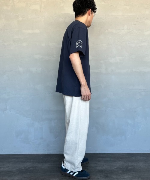 Manhattan Portage（マンハッタンポーテージ）の「[MANHATTAN PORTAGE/マンハッタンポーテージ] 別注 ロゴ刺繍ショートスリーブTシャツ（Tシャツ/カットソー・レディース・ホワイト/ネイビー/サックスブルー・S/M/L/XL）」の16枚目の写真