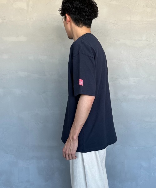 Manhattan Portage（マンハッタンポーテージ）の「[MANHATTAN PORTAGE/マンハッタンポーテージ] 別注 ロゴ刺繍ショートスリーブTシャツ（Tシャツ/カットソー・レディース・ホワイト/ネイビー/サックスブルー・S/M/L/XL）」の13枚目の写真