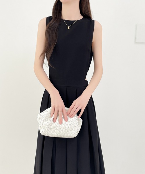 ECLIN(エクラン)の「サイドカットアウトノースリーブプリーツ切替ワンピース(ワンピース・レディース・ブラック/チャコールグレー/ベージュ・M/S)」の2枚目の写真