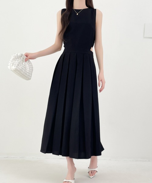 ECLIN(エクラン)の「サイドカットアウトノースリーブプリーツ切替ワンピース(ワンピース・レディース・ブラック/チャコールグレー/ベージュ・M/S)」の9枚目の写真