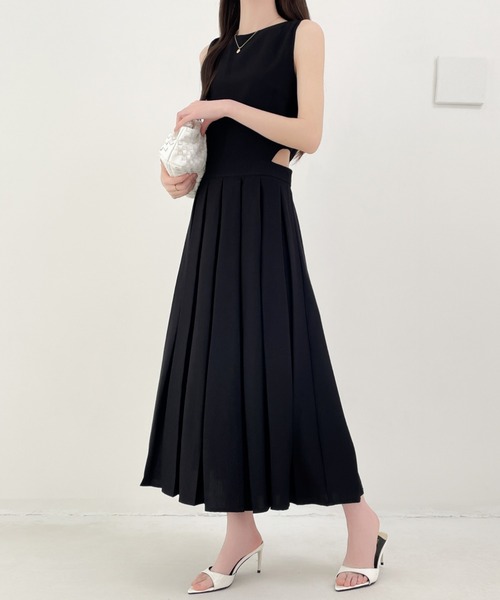 ECLIN(エクラン)の「サイドカットアウトノースリーブプリーツ切替ワンピース(ワンピース・レディース・ブラック/チャコールグレー/ベージュ・M/S)」の8枚目の写真