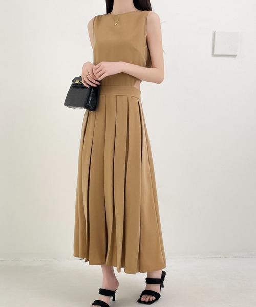 ECLIN(エクラン)の「サイドカットアウトノースリーブプリーツ切替ワンピース(ワンピース・レディース・ブラック/チャコールグレー/ベージュ・M/S)」の13枚目の写真