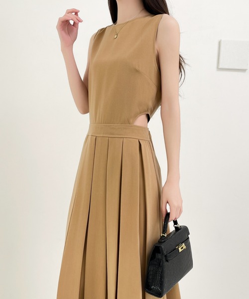 ECLIN(エクラン)の「サイドカットアウトノースリーブプリーツ切替ワンピース(ワンピース・レディース・ブラック/チャコールグレー/ベージュ・M/S)」の15枚目の写真