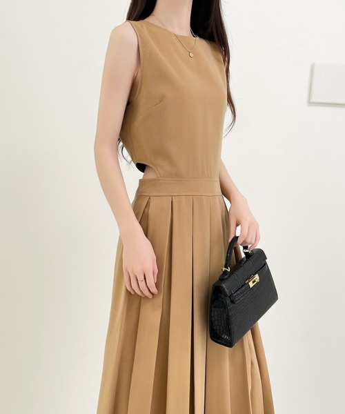 ECLIN(エクラン)の「サイドカットアウトノースリーブプリーツ切替ワンピース(ワンピース・レディース・ブラック/チャコールグレー/ベージュ・M/S)」の11枚目の写真