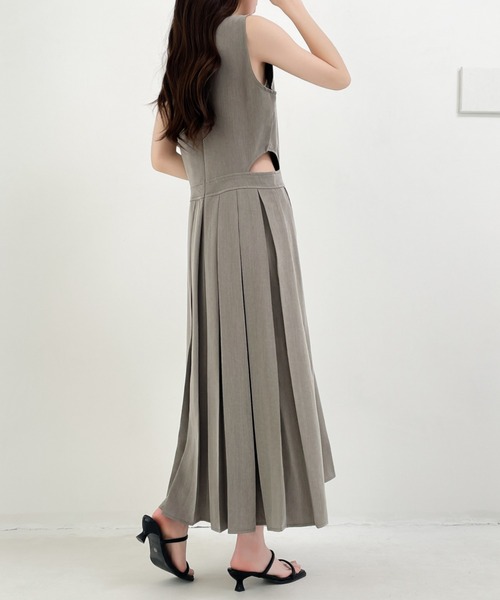 ECLIN(エクラン)の「サイドカットアウトノースリーブプリーツ切替ワンピース(ワンピース・レディース・ブラック/チャコールグレー/ベージュ・M/S)」の19枚目の写真