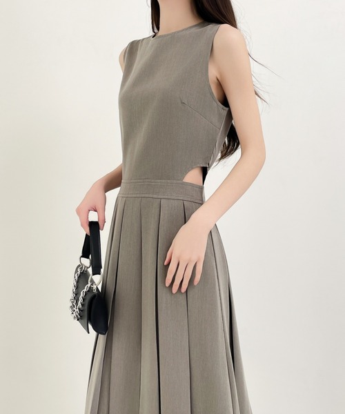 ECLIN(エクラン)の「サイドカットアウトノースリーブプリーツ切替ワンピース(ワンピース・レディース・ブラック/チャコールグレー/ベージュ・M/S)」の22枚目の写真