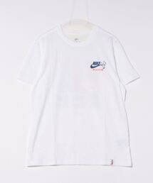 NIKE（ナイキ）の「《NIKEアパレル》AS M NSW TEE OC GRAPHICPK5（Tシャツ/カットソー・メンズ）」