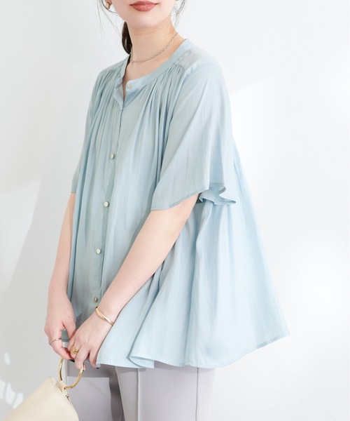 natural couture(ナチュラルクチュール)の「とろみサテンフレア袖ギャザーブラウス(シャツ/ブラウス・レディース・チャコール/アイボリー/サックスブルー/ピンク・FREE)」の2枚目の写真