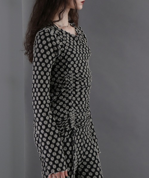 CREOLME(クレオルム)の「(CREOLME)シャーリングフラワートップス(Tシャツ/カットソー・レディース・ブラック/ホワイト系その他/レッド・FREE)」の11枚目の写真