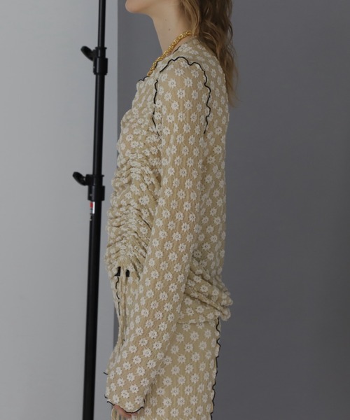 CREOLME(クレオルム)の「(CREOLME)シャーリングフラワートップス(Tシャツ/カットソー・レディース・ブラック/ホワイト系その他/レッド・FREE)」の17枚目の写真