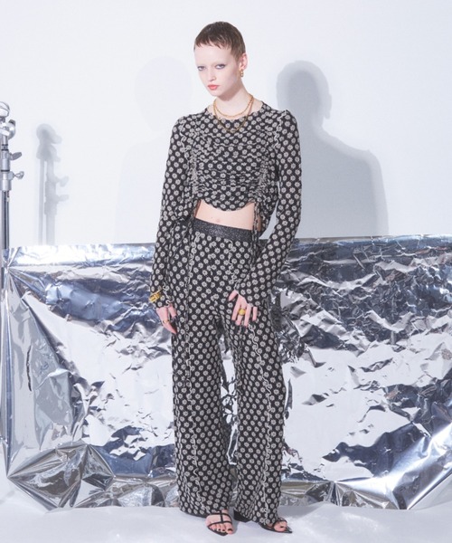 CREOLME(クレオルム)の「(CREOLME)シャーリングフラワートップス(Tシャツ/カットソー・レディース・ブラック/ホワイト系その他/レッド・FREE)」の4枚目の写真